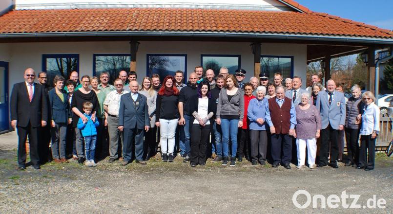 Seinen 85. Geburtstag feierte Werner Altnöder (Bildmitte vorne, im Anzug) mit Kindern, Enkelkindern, Verwandten, Freunden, Bürgermeister Klaus Meyer, Pfarrer George Parankimalil, Seniorenbeauftragter Beate Ott, Edeltraud Köstler (von links) sowie Vertretern der Vereine. Bild: enz