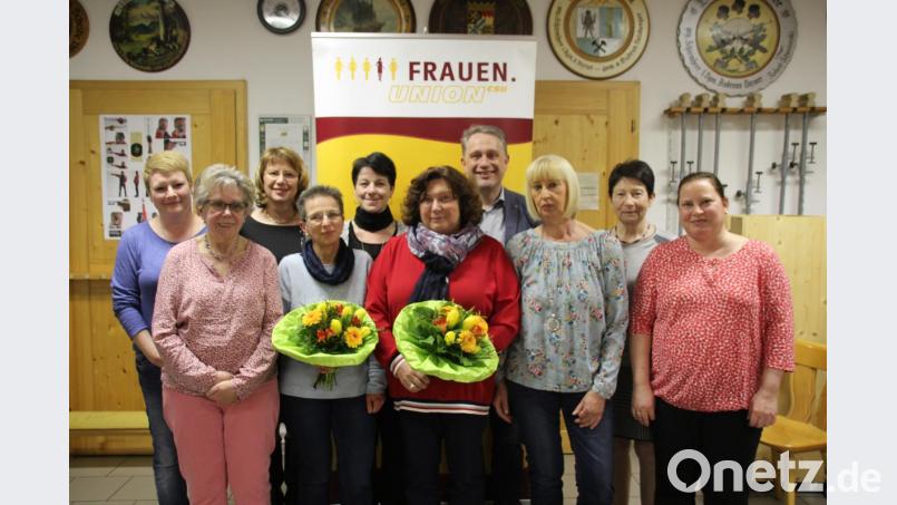Gemeinderätin Barbarba Wagner (links, mit Blumen) wurde für zehn Jahre Mitgliedschaft, Renate Futterknecht (rechts mit Blumen) für 25 Jahre geehrt. Es gratulierten (von links): Neu gewählte Schriftführerin Marianne Bechtoldt, Schatzmeisterin Annemarie Hofmann, stellvertretende FU-Kreisvorsitzende Erika Urban, Vorsitzende Claudia Kammerl, Zweiter Bürgermeister Hermann Böhm, Zweite Vorsitzende Gabi Strobl, Dritte Bürgermeisterin Gertrud Weigl und Beisitzerin Lissi Pongratz. Bild: kmo