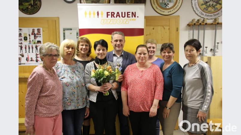 Der neu gewählte Vorstand der FU-Poppenricht (von links): Schatzmeisterin Annemarie Hofmann, Zweite Vorsitzende Gabi Strobl, Vorsitzende Claudia Kammerl (mit Blumen), Beisitzerin Lissi Pongratz, neue Schriftführerin Marianne Bechtoldt, Beisitzerin Birgit Kopf und Kreisdelegierte und Dritte Bürgermeisterin Gertrud Weigl. Des Weiteren stellvertretende FU-Kreisvorsitzende Erika Urban (Dritte von links) und Zweiter Bürgermeister Hermann Böhm gratulierten zu einem erfolgreichen Jahr. Bild: kmo