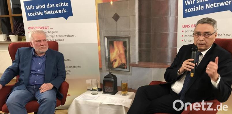 Sie sprechen zum Thema Wohnen: Stadtbau-Geschäftsführer Günther Kamm (rechts) und Alfons Ernstberger vom KAB-Kreisverband. Bild: eig