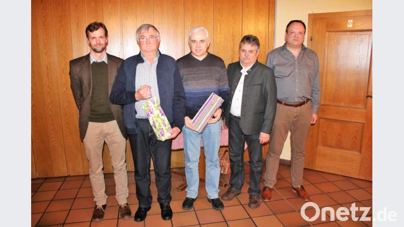 Andreas Pröls (Zweiter von links) und Berthold Ries (Dritter von links) wurden von Jagdpächter Maximilian Päffgen (links), Jagdvorsteher Edwin Deichl (Zweiter von links) und Drittem Bürgermeister Eduard Delling (rechts) ausgezeichnet. Bild: ral