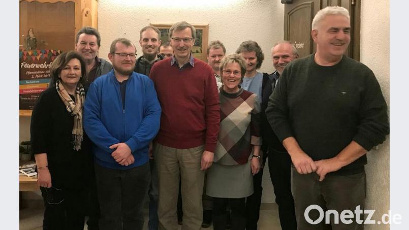 Bei den Neuwahlen wurde Vorsitzender Arno Ulmer (vorne, Dritter von links) in seinem Amt bestätigt. Als Stellvertreter steht dem Wiesauer Sven Brandt (rechts) zu Seite. Einstimmig bestätigt wurden auch die weiteren Vorstandsmitglieder. Bild: wro