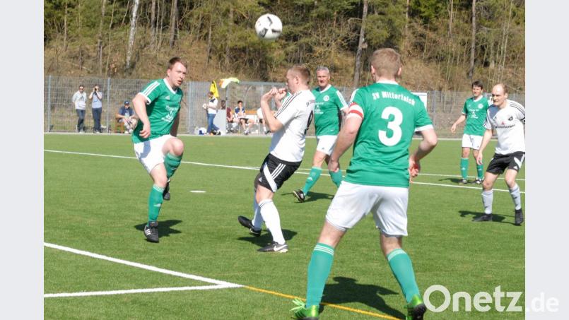 Der SV Steinmühle gewann am Samstag das Derby gegen den SV Mitterteich II mit 3:1. Hier klärt der Mitterteicher Sebastian Käß (links) im Strafraum vor Andreas Reichl. Bild: gb