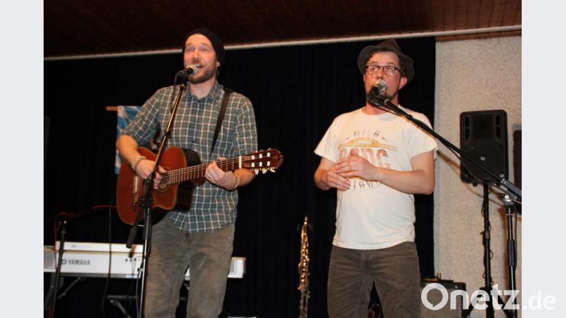 Uli Radl und Dominik Niklas (von links), die &quot;Original Bauernsfünfer&quot;, entern unter weiß-blauer Piratenflagge die Bühne und das Publikum im Theaterstodl des Gasthauses Plödt. Scharf beobachtet und humorvoll kritisch sezierten sie das Oberpfälzer Landleben. Bild: prh