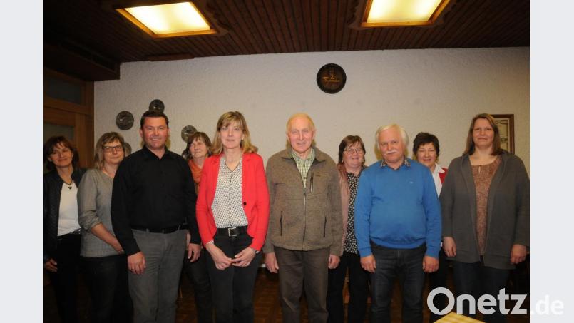 Bürgermeister Rainer Rewitzer (vorne, links) freut sich über die Übernahme der Ehrenämter durch Vorsitzende Maria Reber, Stellvertreter Max Baierl, Kassier und Wegewart Konrad Zeitler, Schriftführerin Silke Forster (vorne, von links) und den Beisitzern Christine Weig, Sieglinde Soukup, Resi Rappl, Marira Puff und Christina Baierl (hinten, von links). Bild: bey