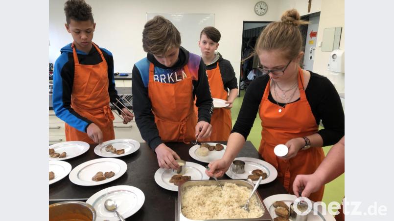 Schüler kochen mit Profi Maria Burkhard. Bild: exb