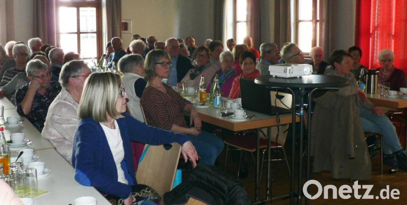 Apotheker Stefan Weidinger zog mit seinem Vortrag die Senioren in seinen Bann. Aufmerksam lauschten sie den Informationen, die Weidinger über Tabletten, Tropfen, Pflaster und Sprays gab. Bild: lep