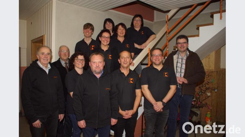 Die Vorstandschaft der KF mit Präses Pfarrer Wolfgang Dietz (rechts) und Vorsitzenden Hans Herrmann (Dritter von rechts). Mit im Bild Bezirksvorsitzender Willibald Nesner (Zweiter von links). Bild: mmj