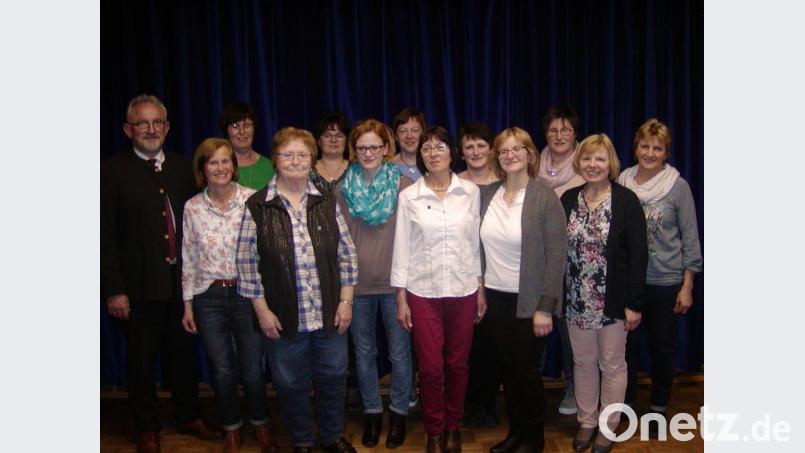Wahlleiter Rudolf Schopper (von links) gratuliert Monika Würth, Beate Schopper, Käthe Bodenmeier, Irmgard Vollath, Cornelia Fütterer, Gertraud Rumpel, Monika Liebs, Inge Zimmerer, Brigitte Fütterer, Christine Stangl, Hildegard Leipold und Marianne Kowalek. Bild: tok