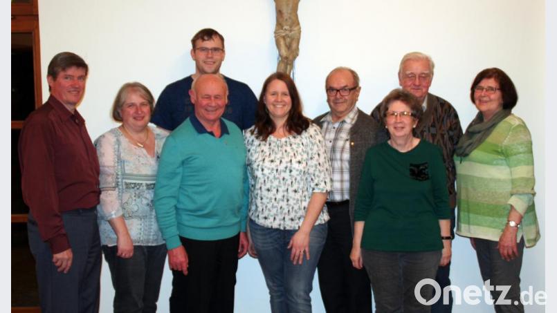 Treue zur KAB beweisen seit 40 Jahren Georg Schreglmann (links), Georg Rinnagl (vorne, Dritter von links) sowie Gerda Rinnagl, Josef Schuller und Herbert Lindner (hinten, von rechts). Kreisvorsitzende Petra Dötsch (Zweite von rechts), Ortsvorsitzende Barbara Raps (Mitte) und ihr Stellervetreter Markus Schreglmann (links daneben, hinten) sowie Schriftführerin Elisabeth Adelhardt.(Dritte von rechts) würdigen ihre Verbundenheit. Bild: lep