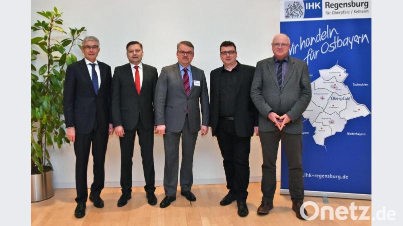 Sie diskutierten mit denUnternehmern des IHK-Gremiums Amberg-
Sulzbach über regionale Verkehrsinfrastrukturprojekte und die Wirren des Brexits
(von links): Gremiumsvorsitzender Dr. Rolf Pfeiffer, der Amberger IHK-Geschäftsstellenleiter Bernhard Reif, Markus Huber, stellvertretender Abteilungsleiter International bei der IHK, Bauoberrat Stefan Noll und Leitender Baudirektor Henner Wasmuth vom Staatlichen Bauamt Amberg-Sulzbach. Bild: Bayreuther/exb