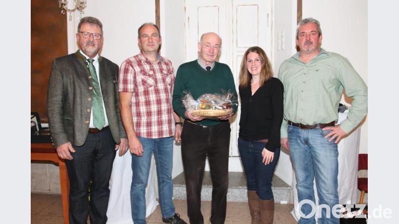 "Danke" sagen Albert Kick (Mitte), Bürgermeister Johann Maurer, der neue Jagdvorsteher Andreas Götz, Revierleiterin Michaela Hamann und der stellvertretende Jagdvorsteher Peter Janker (von links). Von Janker gibt es einen Brotzeitkorb, Bürgermeister Maurer schenkt eine Uhr mit Gemeindewappen. Bild: pi