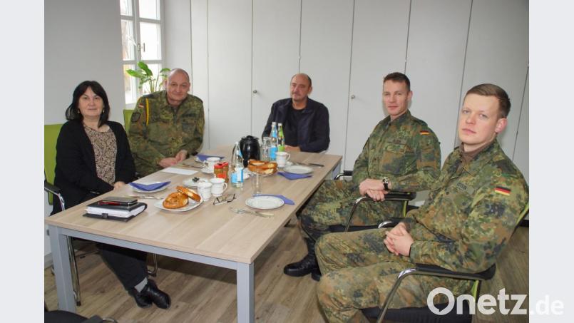 Oberstleutnant Andreas Bleek (Zweiter von rechts) kam zu seinem Antrittsbesuch bei Bürgermeisterin Birgit Höcherl. Ihn begleiten Oberstabsfeldwebel Stefan Amann (Zweiter von links) und Hauptmann Volker Lisson nach Schönsee. Am Gespräch nimmt auch Verwaltungsbeamter Waldemar Hansl teil. Bild: mmj