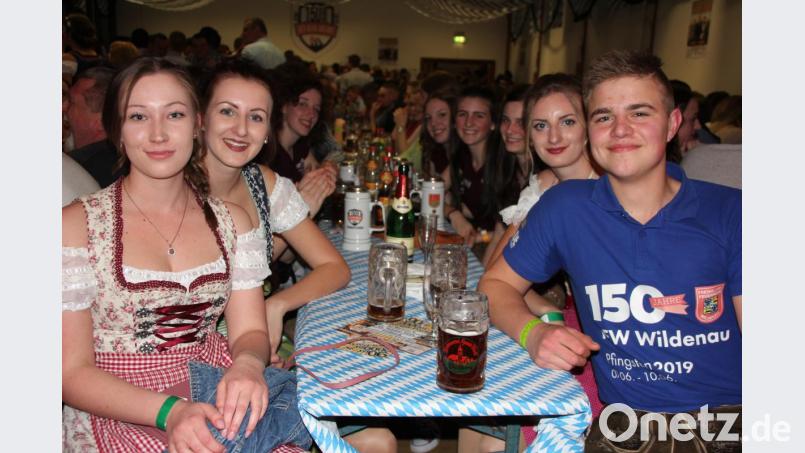 Party machen und zugleich Werbung für das eigene Fest betreiben, für diese jungen Leute kein Problem. Bild: kro