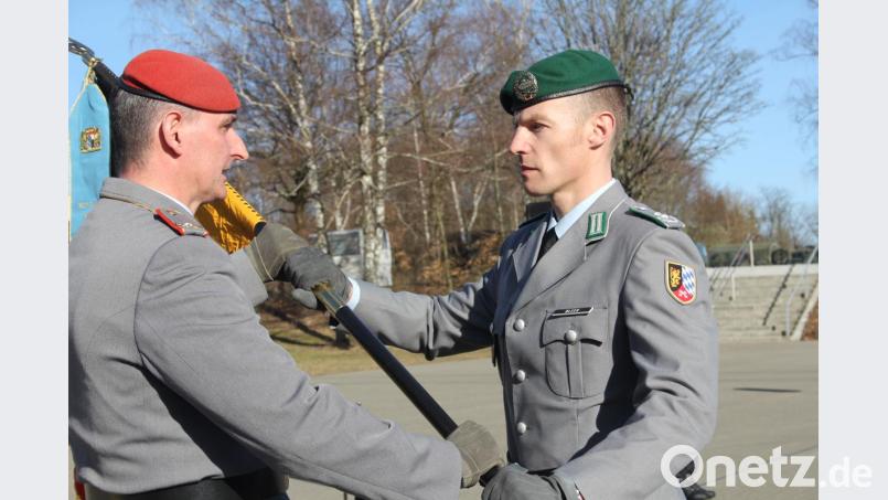 Mit der symbolischen Übergabe der Truppenfahne übertrug General Jörg See (links) das Komman-do über das Panzergrenadierbataillon 122 auf Oberstleutnant Andreas Bleek (rechts) Bild: frd