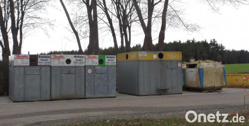 Mit der Zustimmung der Folgevereinbarung mit dem Landkreis Neustadt/WN übernimmt die Gemeinde Vorbach für weitere drei Jahre die Bereitstellung, Unterhaltung und Sauberhaltung ihres Wertstoffcontainer-Standplatzes (unser Bild) am Parkplatz des Sportgeländes des FC Vorbach. Bild: br