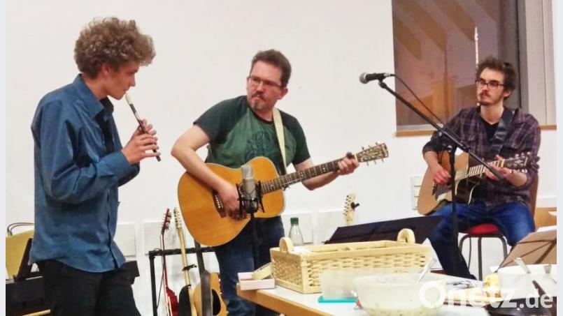 Mit seinen Söhnen Fabian (links) und Max (rechts) bildet Pfarrer Micha Boerschmann zur Überraschung aller ein Musiktrio. Bild: hai