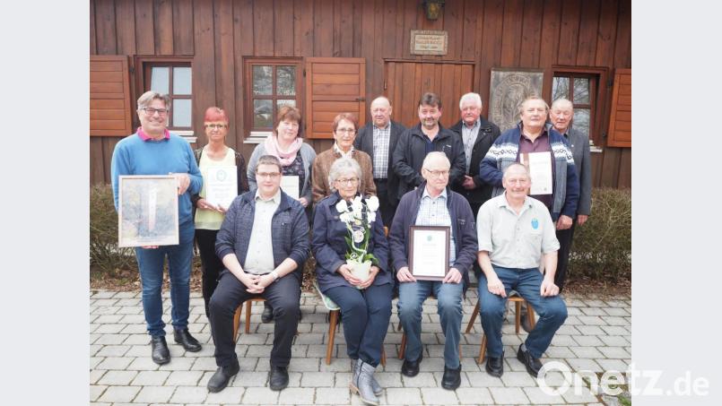 Der OWV-Vorsitzende Josef Frischmann (vorne, rechts) gratuliert Schriftführer Manfred Stahl (Zweiter von rechts) zur Ernennung zum Ehrenmitglied. Bild: gz
