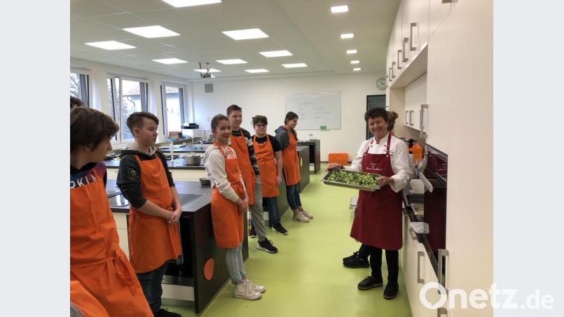 Schüler kochen mit Profi Maria Burkhard. Bild: exb