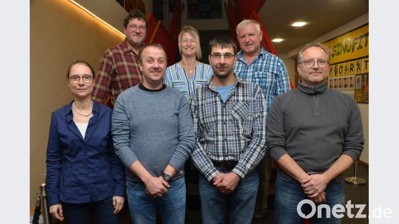 Hans-Werner Anzer aus Vohenstrauß (rechts) siegte beim Preisschafkopf der Pfalzgraf-Friedrich-Mittelschule in der Mensa. Nachdem Tobias Meißner aus Lerau (vorne, Zweiter von rechts) den Geldpreis nahm, durfte sich Stefan Putzer aus Moosbach (vorne, Zweiter links) über die Berlinreise freuen. Der Trostpreis ging an Gerhard Rath (hinten, rechts). Bild: dob