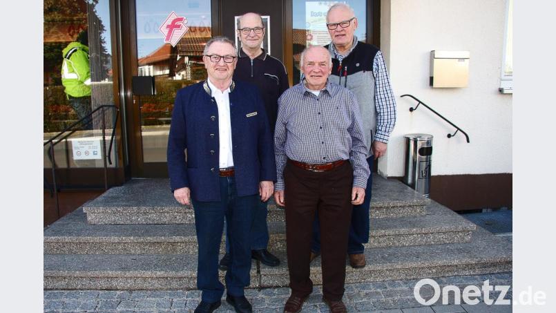 Neuer Vorsitzender beim Tischclub „Alte Herren“ ist Ferdinand Dietz (hinten rechts). Unterstützt wird der Wiesauer von Hans Brosch (vorne rechts). Die Vereinskasse führt Georg Wurzer (hinten links). Zweiter Bürgermeister Fritz Holm (vorne links) prüft die Kasse. Bild: wro