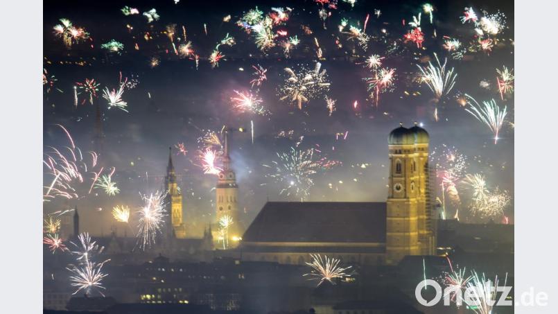 Feuerwerksraketen explodieren in der Silvesternacht über der Frauenkirche und der Innenstadt. Archivbild: Matthias Balk