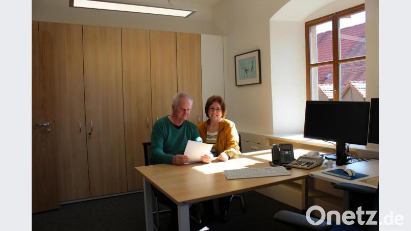 Auch für eine Sitzprobe auf dem neuen Mobiliar im Büro des Geschäftsleiters nehmen sich Besucher Zeit. Bild: cs