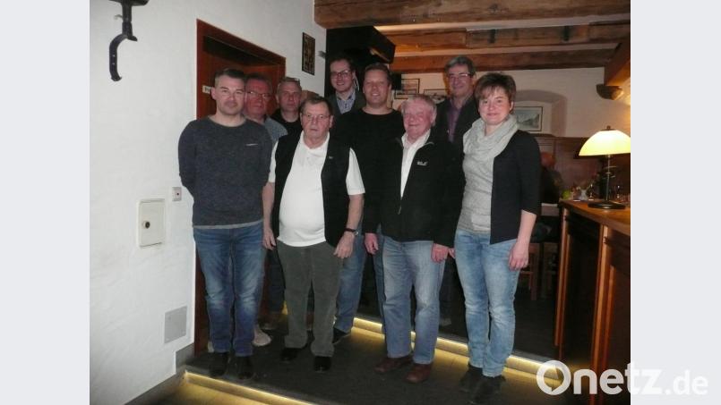 Johann Sailer (Vierter von links) verabschiedet sich aus der Führung des CSU-Ortsverbandes Winklarn. Der neuen Führung gehören (von links) Alois Bauer, Eduard Kunschir, Peter Reitinger, Andreas Sorgenfrei und und Sonja Meier. Die CSU-Funktionäre Albert Herzog (hinten, rechts) und Tobias Ehrenfried (hinten, links) gratulierten zur Wahl. Bild: amö