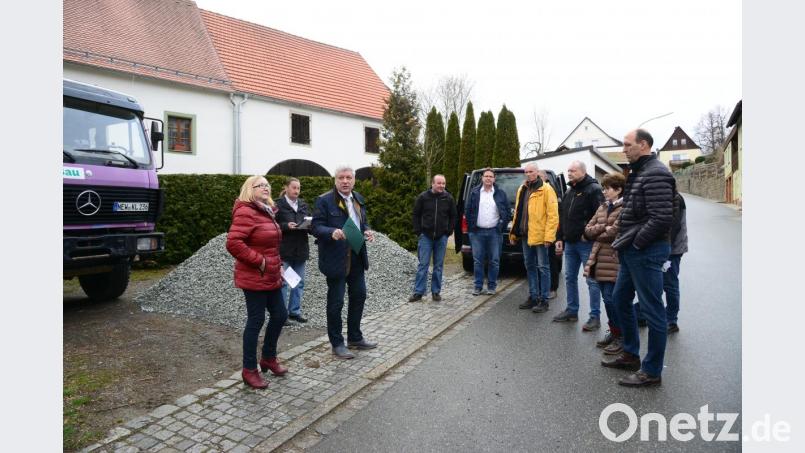 Der Bauausschuss sieht sich die Situation in der Püchersreuther Straße an. Bild: bey