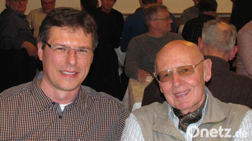 Robert Kellermann, (rechts) seit Ende der 70 iger Jahre Pächter im Jagdbogen I (Riggau) scheidet ab dem 1. April 2019 aus gesundheitlichen Gründen aus. Für ihn ist Horst Murr (links) aus Eschenbach in das Pachtverhältnis eingetreten. Bild: is