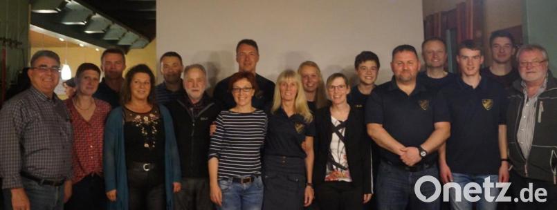 Die neue Vorstand des Radfahrervereins Eintracht Elbart mit Bürgermeister Norbert Bücherl (links) und Ehrenvorsitzendem Hartmut Schendzielorz (rechts). Bild: exb