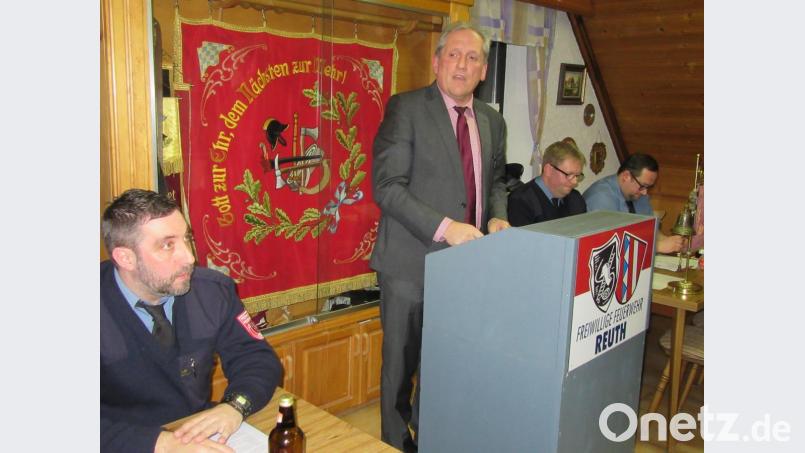Bürgermeister Werner Prucker bedankte sich bei den Reuther Floriansjüngern für das gute, maßvolle und vernünftige Miteinander und den Einsatz zum Wohle der Gemeinde und deren Bevölkerung. Links Kommandant Uli Stengl, sowie Feuerwehr-Vorsitzender Andreas Hruschka und dessen Stellvertreter Markus Bader (rechts). Bild: ang