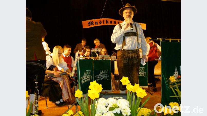 Moderator Manfred Wild lockert das Programm mit Witzen und Gschichtln auf. Bild: bgl