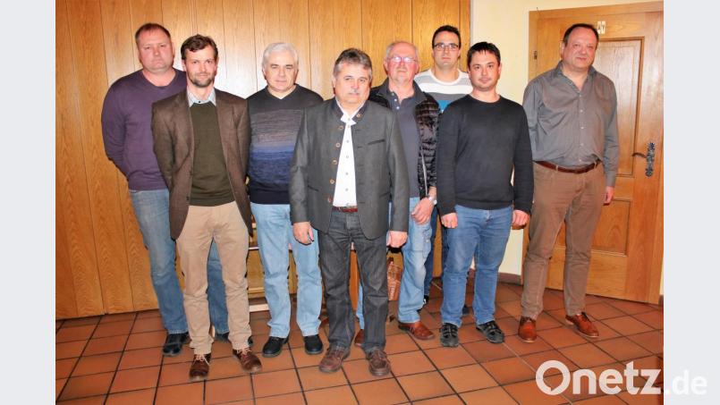 Sie stehen an der Spitze der Jagdgenossenschaft: (von links) Hans-Jürgen Schanderl (Beisitzer), Jagdpächter, Maximilian Päffgen, Berthold Ries (Kassier), Edwin Deichl (erster Jagdvorsteher), Alfons Kurz (Schriftführer), Manuel Pröls (zweiter Jagdvorsteher) und Andreas Mulzer (Beisitzer). Rechts im Bild Dritter Bürgermeister Eduard Delling. Bild: ral