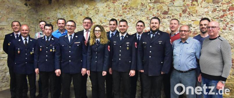 Die Feuerwehr Vilseck stellt sich bei den Vorstandswahlen für die nächsten vier Jahre auf (von links): Markus Schießlbauer, Peter Ziegler, Gerald Kreuzer, Kommandant Lothar Hasenstab, Thomas Pröls, Karl Ruppert, Bürgermeister Hans-Martin Schertl, Vorsitzende Christina Klaus, Patrick Wolf, Tobias Tuchbreiter, Tobias Trettenbach, Tobias Meidinger, Markus Schertl, Günther Ringelstetter, Thomas Pröls und Reinhard Andraschko. Bild: Michael Lang (mlg)