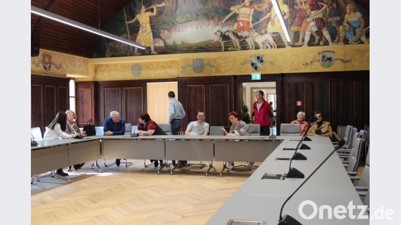 Beim Rundgang lassen die Mitbürger den Sitzungssaal auf sich wirken. Bild: cs