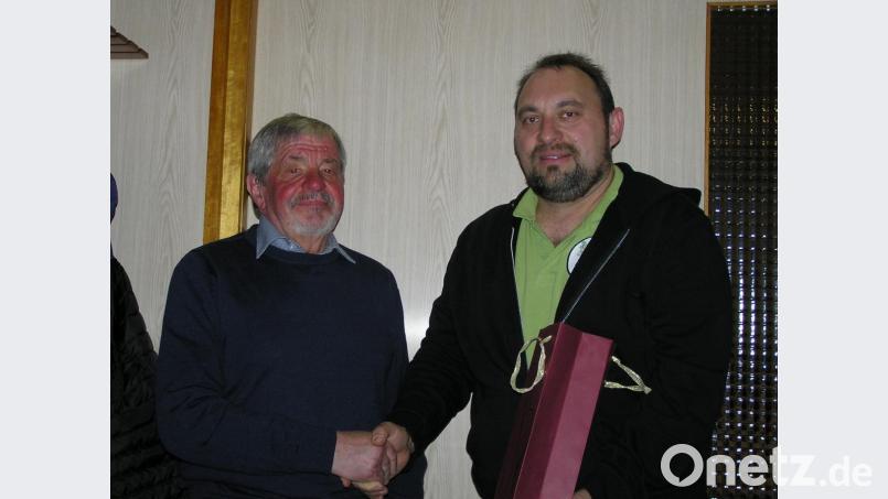 Vorsitzender Oliver Becher (rechts) überreichte an den staatlich geprüften Gartenpfleger des OGV Neusorg, Ulrich Anders, ein Präsent. Bild: öt