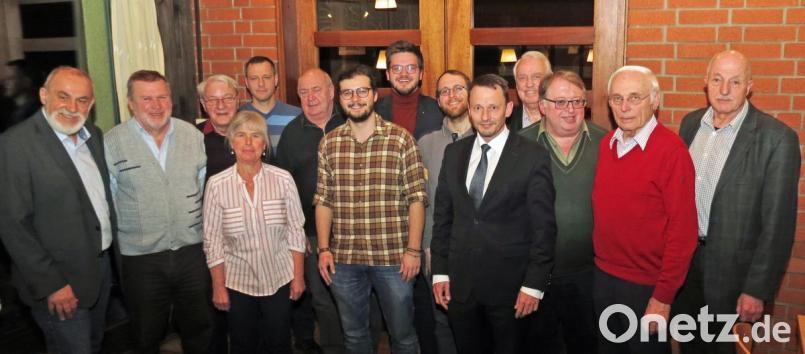 Die SPD Neunkirchen wählt Vorstand und Beisitzer neu. Bernhard Meiler (links) erhält das einstimmige Vertrauen für den Vorsitz. Bild: Dobmeier