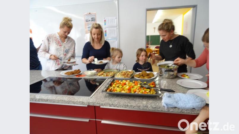 Viel Spaß hatten in der Schulküche Kinder und Eltern beim gemeinsamen Kochkurs. Bild: njn