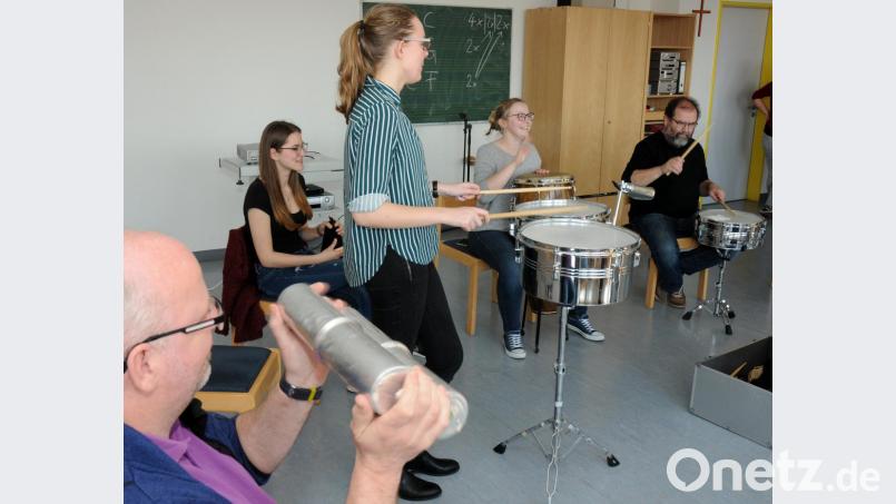 Auch musikalisch können sich die Studierenden ausleben: Durch "Percussion" bekommen sie das richtige Taktgefühl. Bild: Stephan Huber