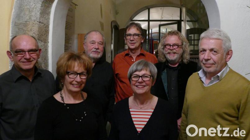Sie sorgen dafür, dass beim &quot;Forum&quot; alles rund läuft: (vorne von links) Bernhard Wild (Schriftführer), Vorsitzende Marie Luise Pfeifer, zweite Vorsitzende Gisela Westiner, Kassier Wolfgang Pfeifer, (hinten von links) die Kassenprüfer Karl-Heinz Grundt, Gerald Igl und Walter Bauer. Bild: kbw