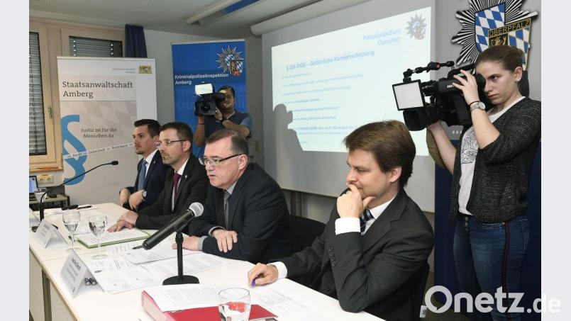Von großem Medieninteresse war die Pressekonferenz zu den Körperverletzungsdelikten in Amberg am 29. Dezember 2018 begleitet: (von links, sitzend) Florian Beck, Pressesprecher des Polizeipräsidiums Oberpfalz, Kriminaloberrat Gerhard Huf (Leiter der Kripo Amberg), Leitender Oberstaatsanwalt Joachim Diesch und Oliver Wagner, Staatsanwalt als Gruppenleiter. Bild: Petra Hartl