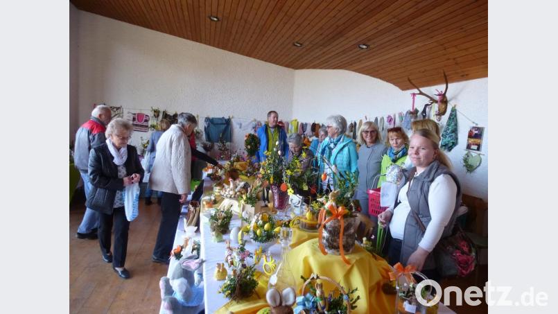 Das Angebot an Dekoartikeln ist beim Osterbasar groß. Bild: bk