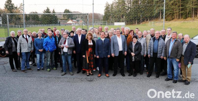 Seinen 60. Geburtstag feierte der Bauamtsleiter der Stadt und Vorstandsvorsitzende der Gemeinnützigen Baugenossenschaft Dieter Döppl (erste Reihe, Fünfter von rechts - hellblaues Jacket, weißes Hemd). Entsprechend groß war die Gratulantenschar. Mit auf dem Bild Bürgermeister Hans Donko (Sechster von rechts) und dritte Bürgermeisterin Sonja Heindl (Siebte von rechts). Bild: njn