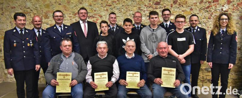 Mitglieder der Gemeinde-Jugendfeuerwehr erhalten Auszeichnungen für die Prüfung zu Jugendspange, Jugendflamme und Wissenstest, langjährige Mitglieder werden für ihre Treue geehrt (sitzend, von links): Josef Amann, Hermann Kraus, Adolf Lindner und Erhard Gnan; stehend (von links): Kommandant Lothar Hasenstab, Zweiter Kommandant Peter Ziegler, stellvertretender Vorsitzender Karl Ruppert, Bürgermeister Hans-Martin Schertl, Luis Ziegler, Tobias Dittrich, Jakob Schießlbauer, Kreisbrandinspektor Christof Strobl, Dominik Strobl, Jugendwart Andreas Männer, Tobias Siegler, Kreisbrandmeister Michael Iberer und Vorsitzende Christina Klaus. Bild: Michael Lang (mlg)