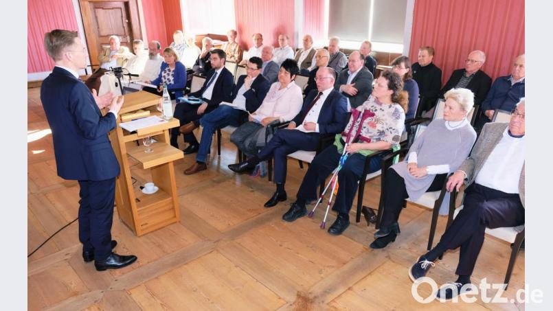 Die Jahreshauptversammlung des Vereins der Freunde und Förderer der Internationalen Begegnungsstätte Kloster Speinshart prägt im 40. Gründungsjahr des Vereins die Sorge um eine stabile Zukunft des Klosters und der Bildungseinrichtungen. &quot;Licht im Tunnel&quot; sieht Landtagsabgeordneter Tobias Reiß (links) bei seinem Statement. Bild: do