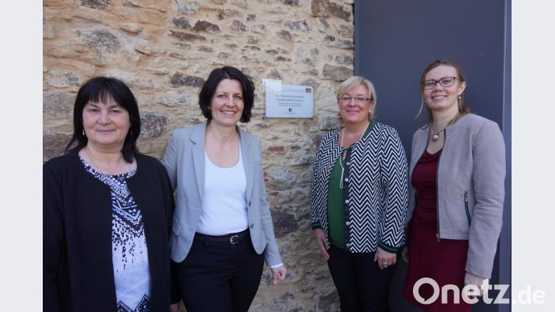 MdL Sylvia Stiersdorfer (2.v.r.), 2. Bavaria Bohemia e.V. Vorsitzende Gabi Dlubal (rechts), CeBB-Leiterin Dr. Veronika Hofinger (3. v.r.) und 1. Bürgermeisterin Birgit Höcherl rahmen das Schild der Koordinierungsstelle ein. Bild: eib