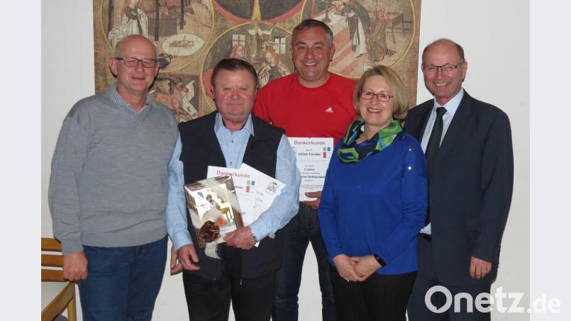 Bei der Verabschiedung der langjährigen Kirchenvorstandsmitglieder erhalten Josef Kellner (Zweiter von links) und Ulrich Forster (Mitte) Ehrungen der Diözese und Pfarrei von Pfarrer Heribert Englhard (rechts). Bild: Dobmeier