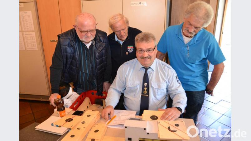 Bei der akribischen Auswertung der Schießscheiben schauen Hans- Jürgen Sperling ("1883er"), Bernhard Kellner ("7er) und Karl- Heinz Klein ("SG 2016") dem Kreisschießwart Karlheinz Klein über die Schulter. Bild: hcz