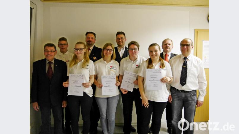Ehrungen prägten die Jahreshauptversammlung des BRK: Im Bild von links Zweiter Bürgermeister Karl Busch, Johannes Kellner, Alicia Spörrer, Bereitschaftsleiter Stefan Spörrer, Verena Huscher, stellvertretender BRK-Kreisgeschäftsführer Sven Lehner, Elke Pöhlmann, Sophia Huscher, stellvertretender Kreisbereitschaftsleiter Richard Frank, Rainer Huscher. Bild: ebr